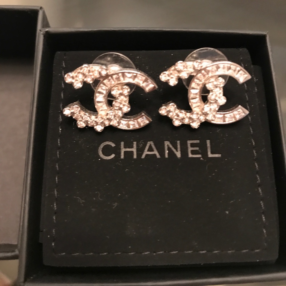 Gently used  AUTHENTIC Chanel earrings!!